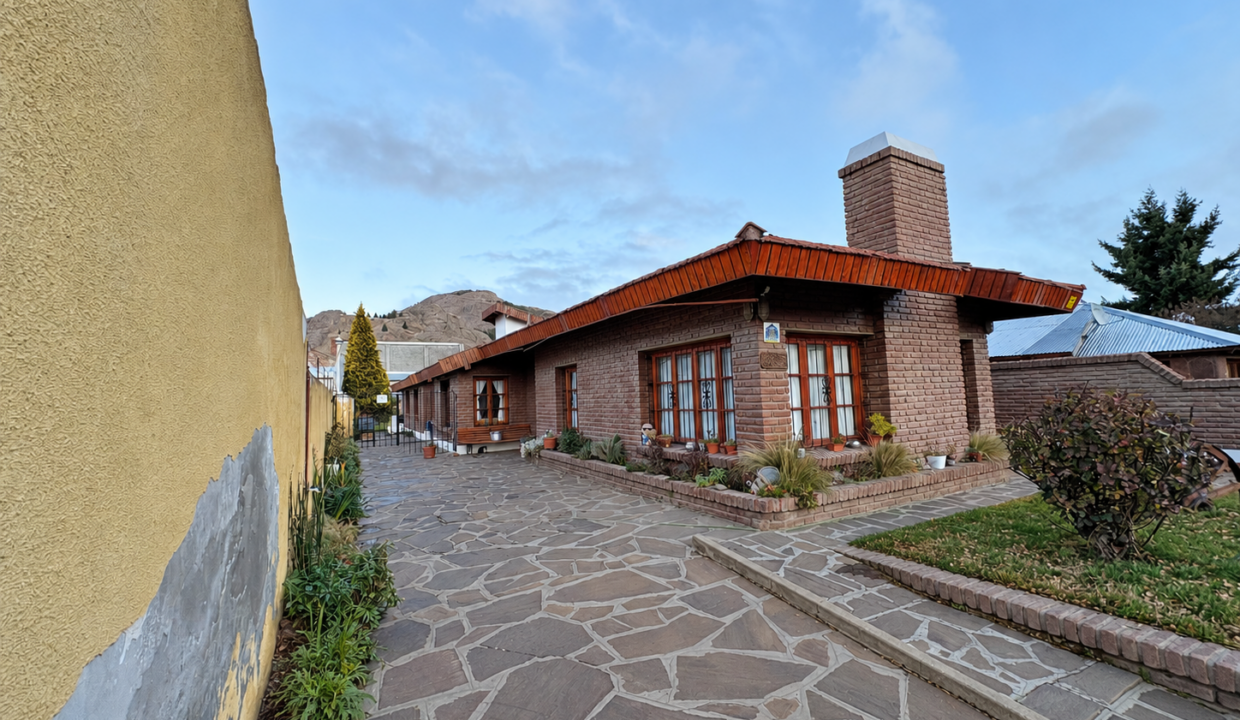 Casa amarilla bajo cielo gris-12