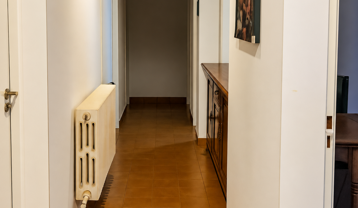 Retirar papeles del mueble del pasillo-3
